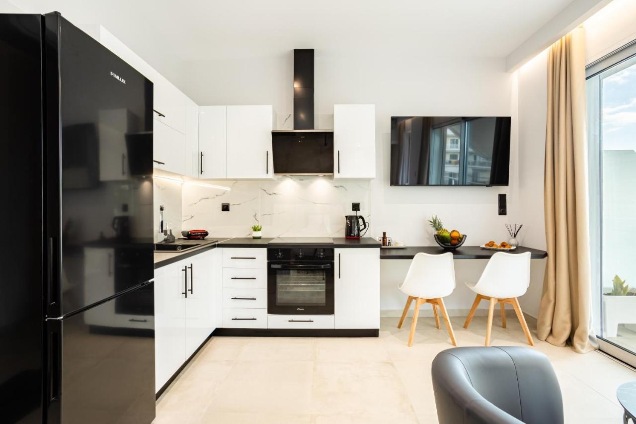 Black & White Marina Studio, Kalamata Getaway Exterior photo