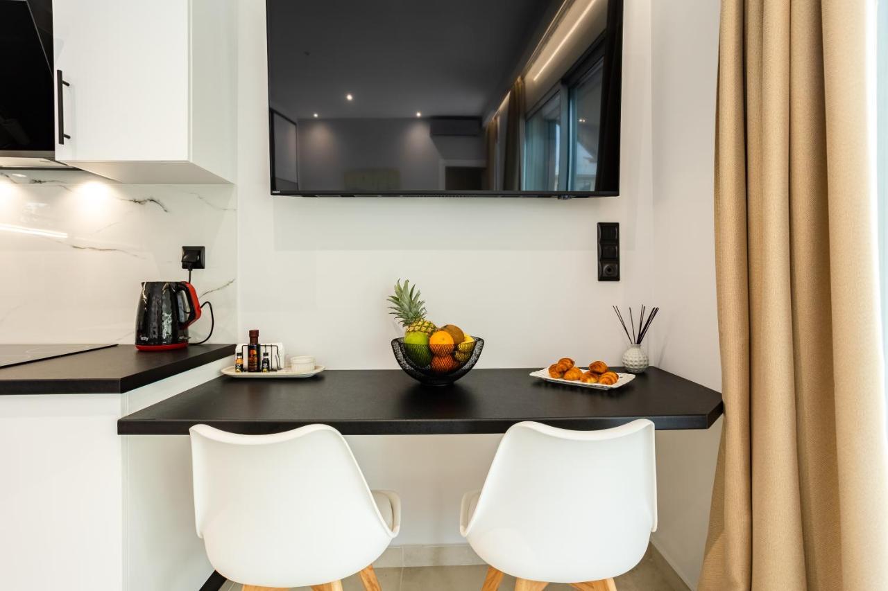 Black & White Marina Studio, Kalamata Getaway Exterior photo